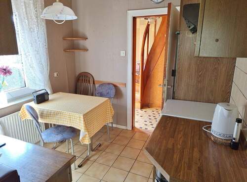 Küche mit Platz für einen kleinen Esstisch - 