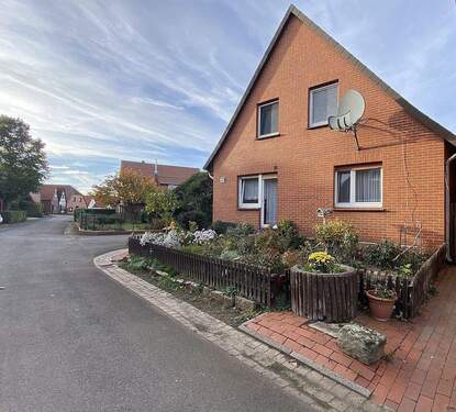 Hausrückseite mit Garten - Charmantes Wohnhaus mit Einliegerwohnung