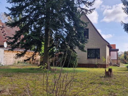 Außenansicht - Erbpacht. Hauchen Sie diesem kleinen Haus mit Erweiterungsmöglichkeiten neues Leben ein!