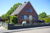 Hausansicht - Sonniges Familienhaus in Top-Lage - mit Garage & Gartenparadies
