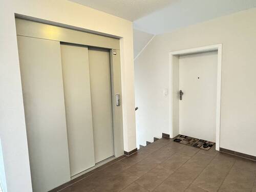 Personenaufzug und Wohnungstür - 3 Zimmer Etagenwohnung in Buchholz