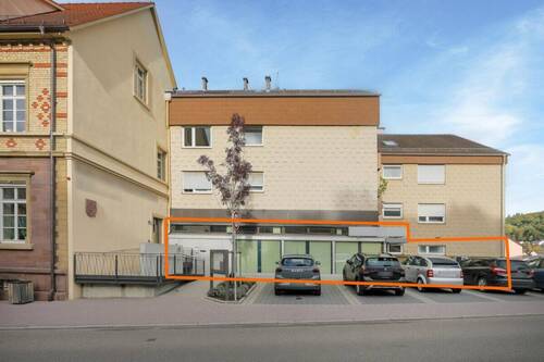 Straßenansicht, Einheit markiert - Repräsentative, helle Büroeinheit mit Garage!