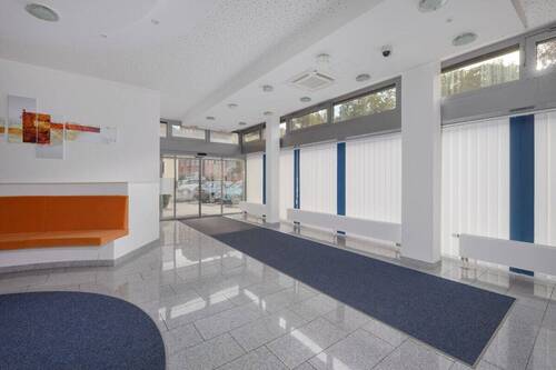 Eingangsbereich und Schalterraum - 