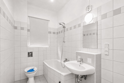 Badezimmer (KI generiert) - 2 Zimmer Etagenwohnung in Berlin