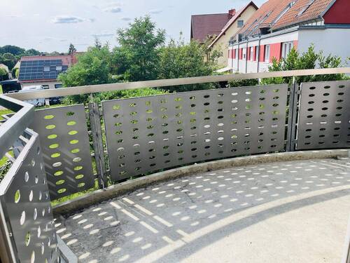 sonnig gelegener Balkon mit Ausblick - 