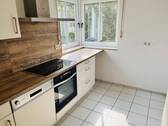 helle Küche mit Eckfenster - 