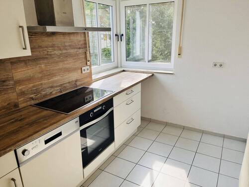 helle Küche mit Eckfenster - 