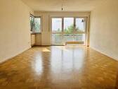 viel Glas und Licht… helles Wohnzimmer mit Balkonzugang - 
