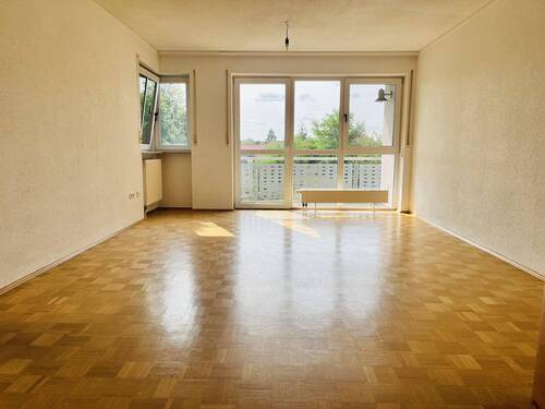 viel Glas und Licht… helles Wohnzimmer mit Balkonzugang - 