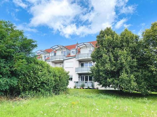 Von viel Grün und Sonne umgeben... die Westansicht der Wohnanlage - Komfortwohnung im sonnigen Grün... sofort beziehbare 3 Zimmer-Eigentumswohnung mit Balkon und Kfz-Stellplatz, Wohnfl. 73m²