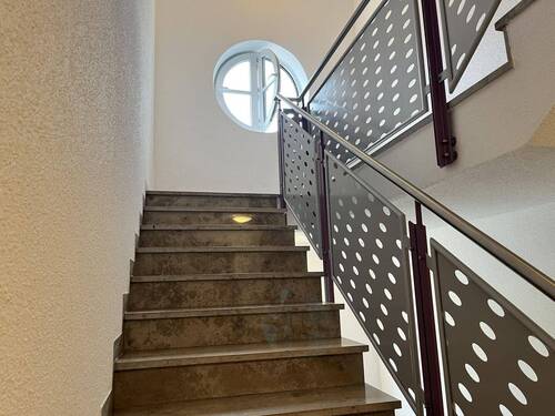 ansprechendes Treppenhaus mit Marmor - 