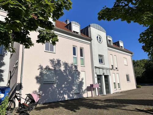 Ostansicht mit Zufahrt - 3 Zimmer Etagenwohnung in Haßfurt