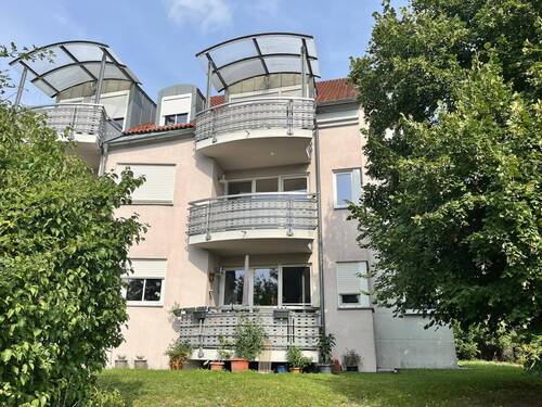 Ansicht der Anlage mit dem Balkon der Wohnung im 1. Obergeschoss - 