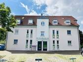 ansprechende Architektur... die Ostansicht mit überdachtem Eingang - 