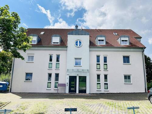 ansprechende Architektur... die Ostansicht mit überdachtem Eingang - 