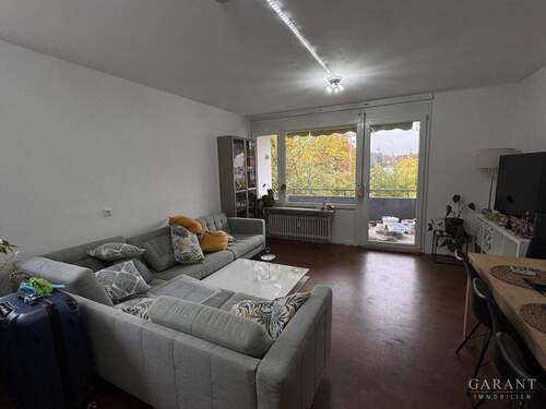 Wohnzimmer - WG geeignete 4 Zimmer-Wohnung mit zwei Balkonen
