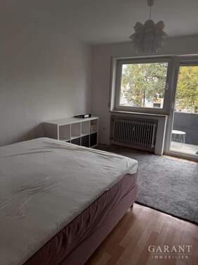 Schlafzimmer mit Balkon - 4 Zimmer Etagenwohnung in Elchingen