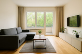 Wohnzimmer mit ruhigem Balkon in den Innenhof - Berlin-City-West: Helle 3-Zimmer-Wohnung mit Balkon, Stellplatz & ruhiger Innenhoflage – stilvolles Wohnen im beliebten Nollendorfkiez