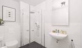 Modern gefliestes Badezimmer mit bodengleicher Dusche - 