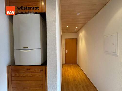 Heller Flur mit Therme und Einbauschrank - 