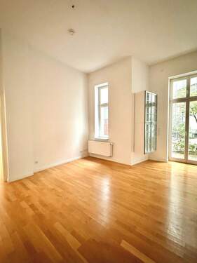 Wohnbereich - Ihr Altbau-Traum in Berlin-Steglitz mit 2,5 Zimmern, Terrasse & 3,8 m Decken – ruhige EG-Wohneinheit, hell, hochwertig saniert & sofort bezugsfrei
