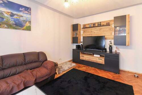 Wohnzimmer EG - 1 Zimmer Mehrfamilienhaus, Wohnhaus in Stuttgart