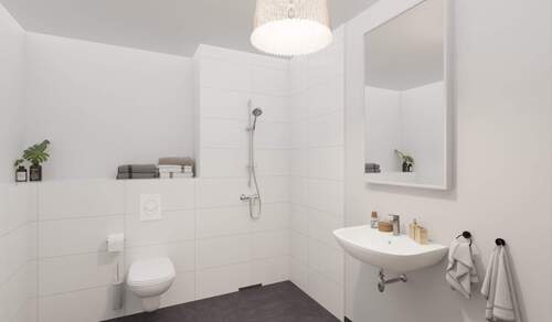 Modern gefliestes Badezimmer mit bodengleicher Dus - 4 Zimmer Etagenwohnung in Frankfurt (Oder)