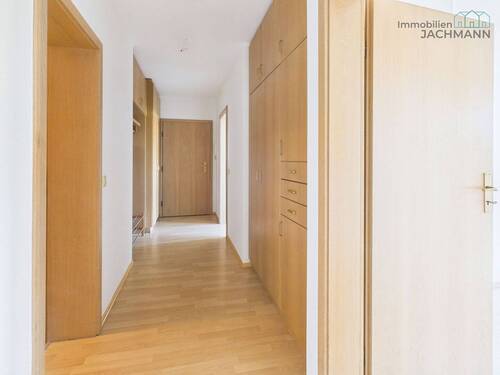 Diele mit Einbauschränken - 3 Zimmer Etagenwohnung zur Miete in Straubing
