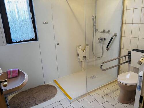 Bad mit neuer, bodenebener Dusche (EG) - 