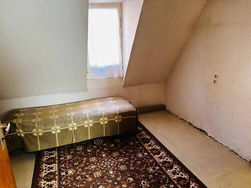 Schlafzimmer mit Gaubenfenster (DG) - 