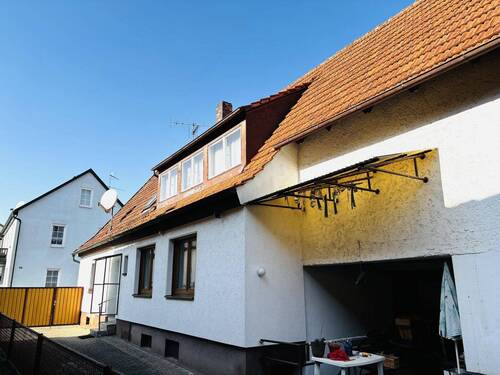 Südostansicht des Hauses mit großer Gaube - 8 Zimmer Einfamilienhaus in Haßfurt