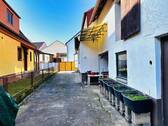 Hoffläche mit Toranlage - Einfamilienhaus mit 145,00 m&sup2; in Haßfurt zum Kaufen