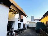 Hoffläche mit Nebengebäude und Garage - 