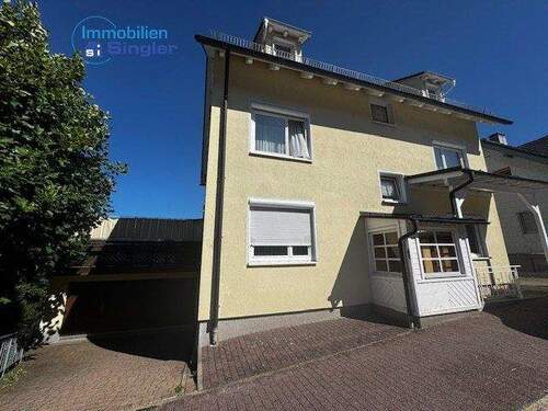 Ansicht mit Garage - 9 Zimmer Mehrfamilienhaus, Wohnhaus zum Kaufen in Sankt Georgen im Schwarzwald