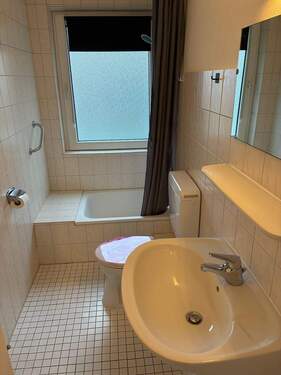 Bad mit Dusche - 2 Zimmer Etagenwohnung in Kiel