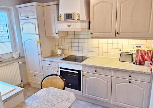 helle Küche mit kleinem Essplatz - 