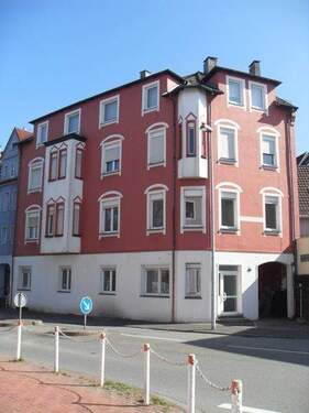 Hausansicht mit sep. Eingang - Erstbezug nach Sanierung!Familienfreundliche 4-Zi.-Whg. am Kluser Platz!