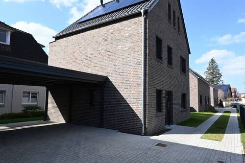 Ansicht Carport - 5 Zimmer Einfamilienhaus zum Kaufen in Oldenburg