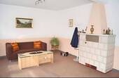 Wohnzimmer mit Kachelofen im EG - 