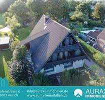 Markantes Giebelhaus mit verschiedenen Wohnbereichen, Vollkeller und großem Garten in Holtgast