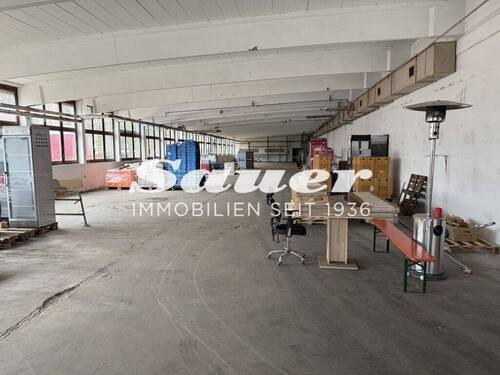 Innenansicht Lager/Produktion - Schwaig: Lager- Produktionsflächen mit großem Außenbereich