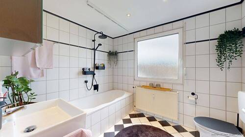 Helles Tageslichtbad mit Badewanne und Dusche - 3 Zimmer Etagenwohnung in Hamm