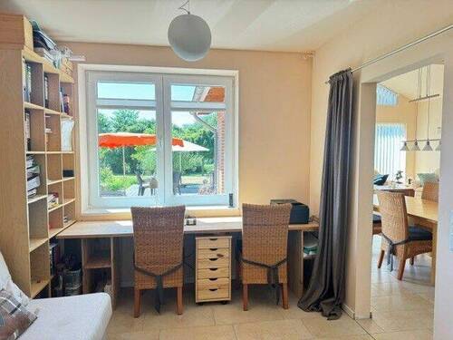 11-Zimmer mit Blick Richtung Terrasse und Essbereich - 