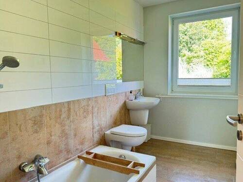 15-Bad mit Wanne - 