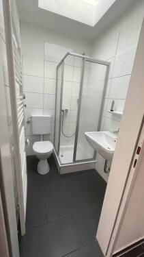 Bad mit Dusche - 