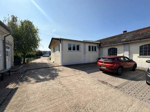 2.Zufahrt + Parkplätze.jpg - Gewerbeobjekt (Büro, Produktion, Verkauf) in Nienburg (Saale) zum Kaufen