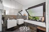 Badezimmer mit Dusche und Bad - 