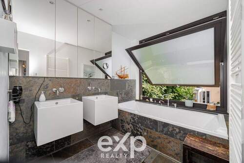 Badezimmer mit Dusche und Bad - 