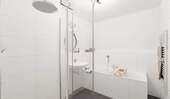 Modern gefliestes Badezimmer mit bodengleicher Dus - 