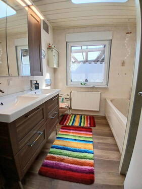 EG: Bad mit Wanne u. Dusche,WC - 